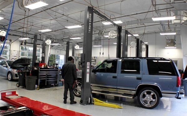 Bendpak XPR-10AS 2 post hoists 10,000 lbs / Asymmetric Clearfloor / Adjustable Width / Screw Pads